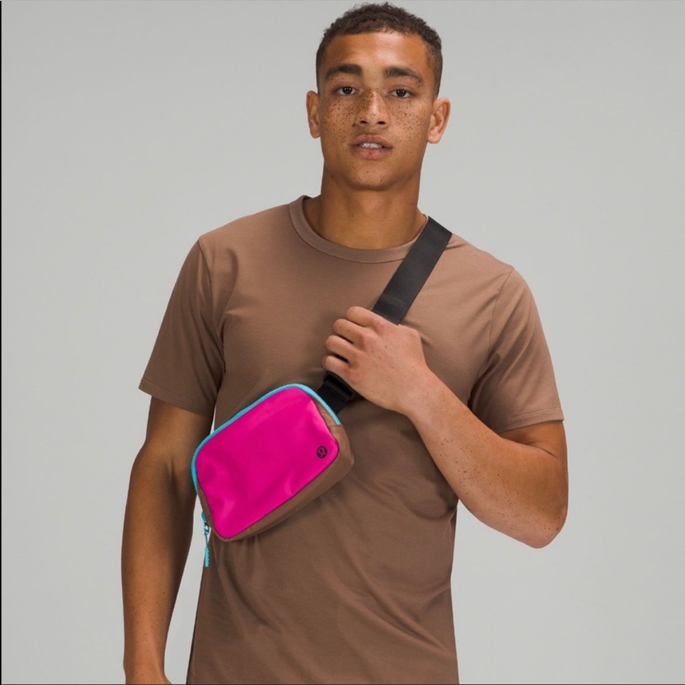 π Lululemon π NWT Everywhere Belt Bag Sonic Pink - Picture 4 of 7